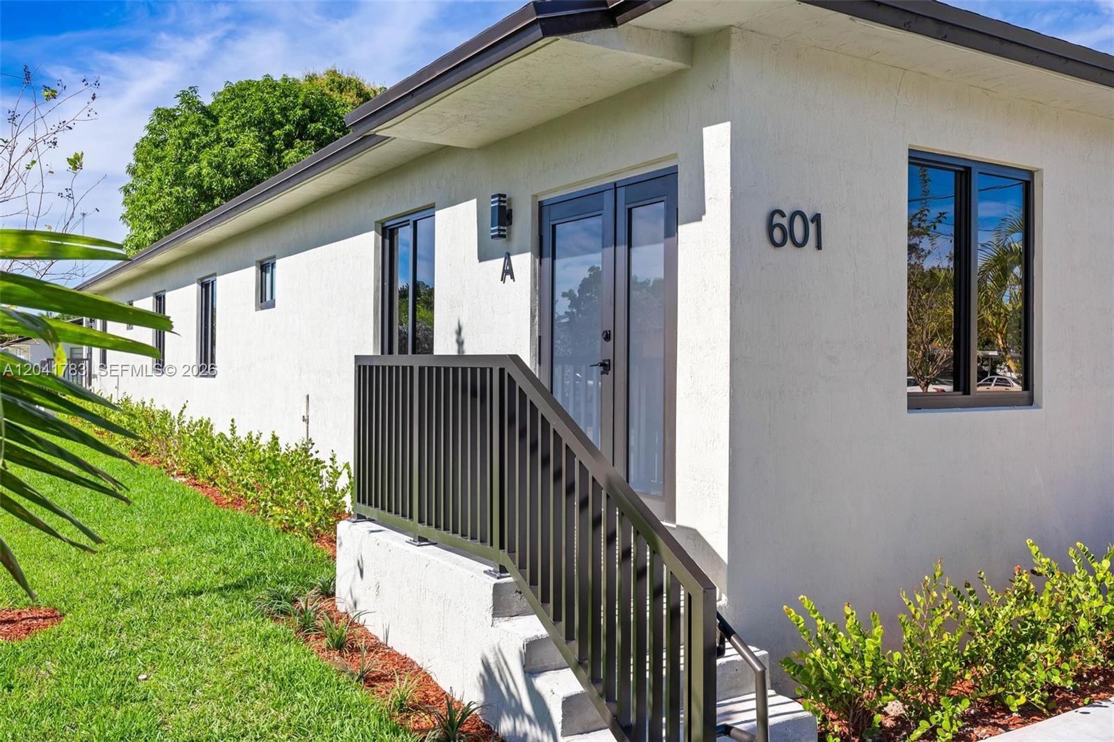 601 NW 3rd Ave, Hallandale Beach FL 33009 photo 2