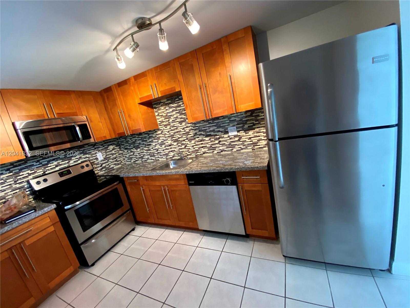 9280 FONTAINEBLEAU BL # 103, Miami FL 33172 photo 2