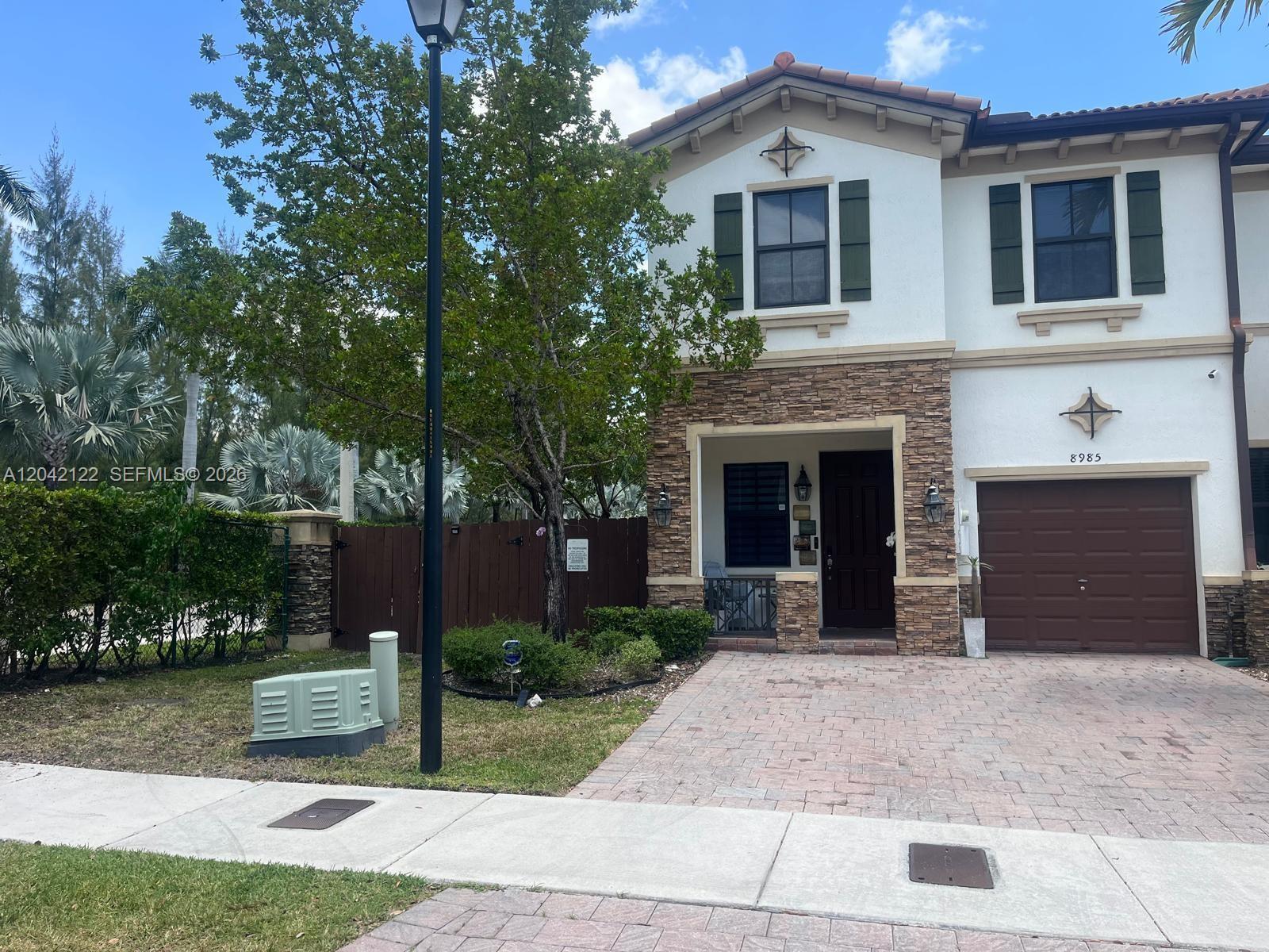 8985 NW 98th Ave, Doral FL 33178