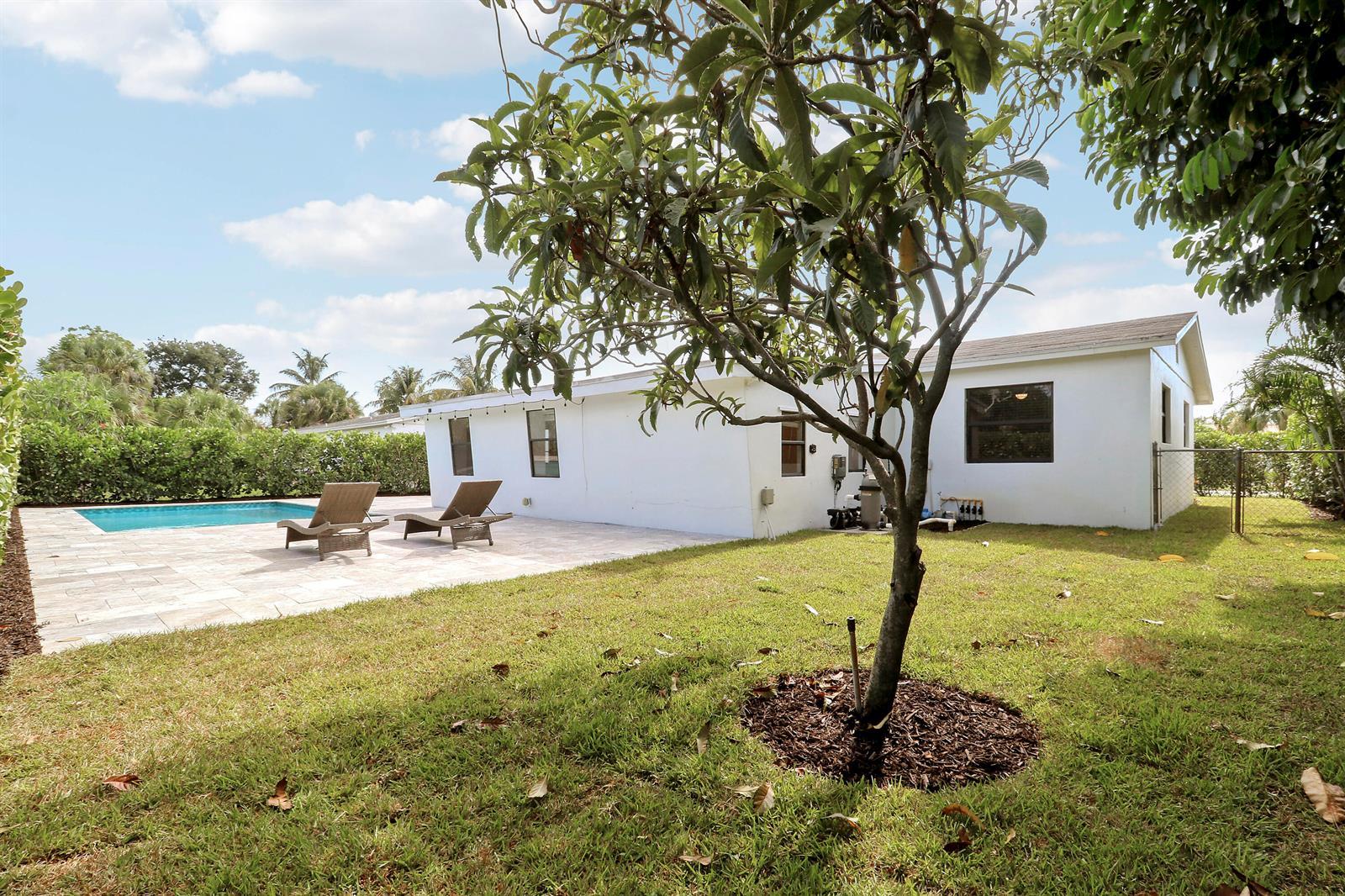 816 Juniper Drive, North Palm Beach FL 33408 photo 2