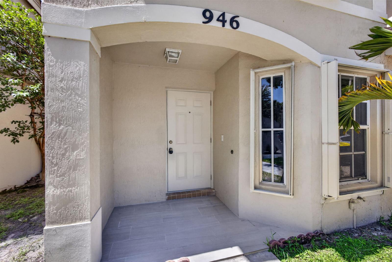 946 Summit Lake Drive, West Palm Beach FL 33406 photo 2
