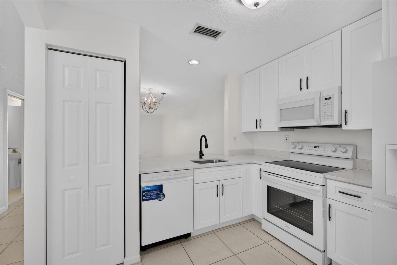 946 Summit Lake Drive, West Palm Beach FL 33406 photo 5