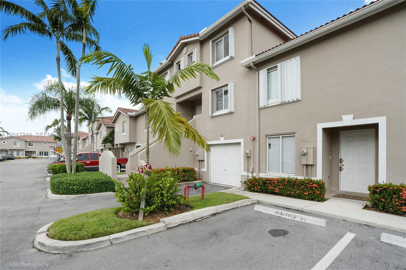 221 Riviera Cir, Weston FL 33326