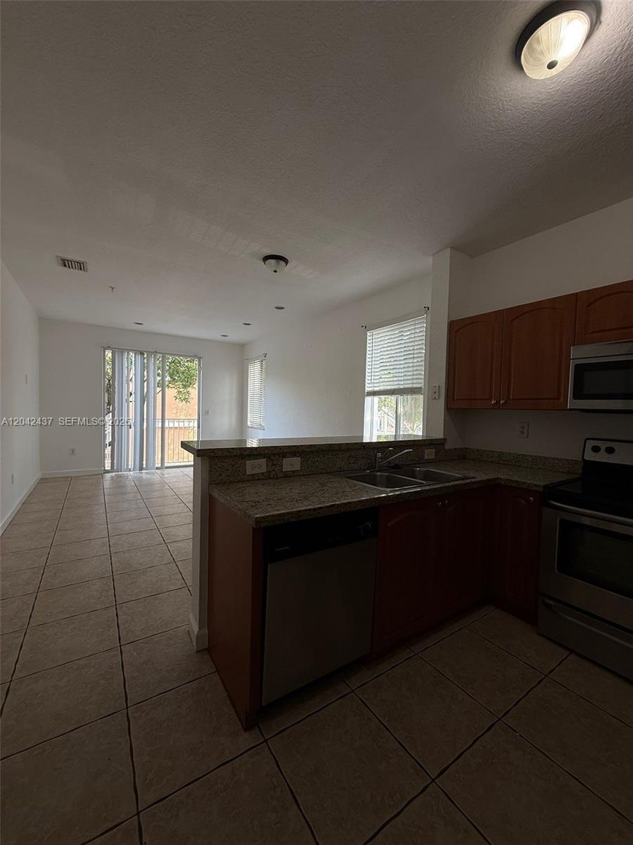 17640 NW 73rd Ave # 19, Hialeah FL 33015 photo 2