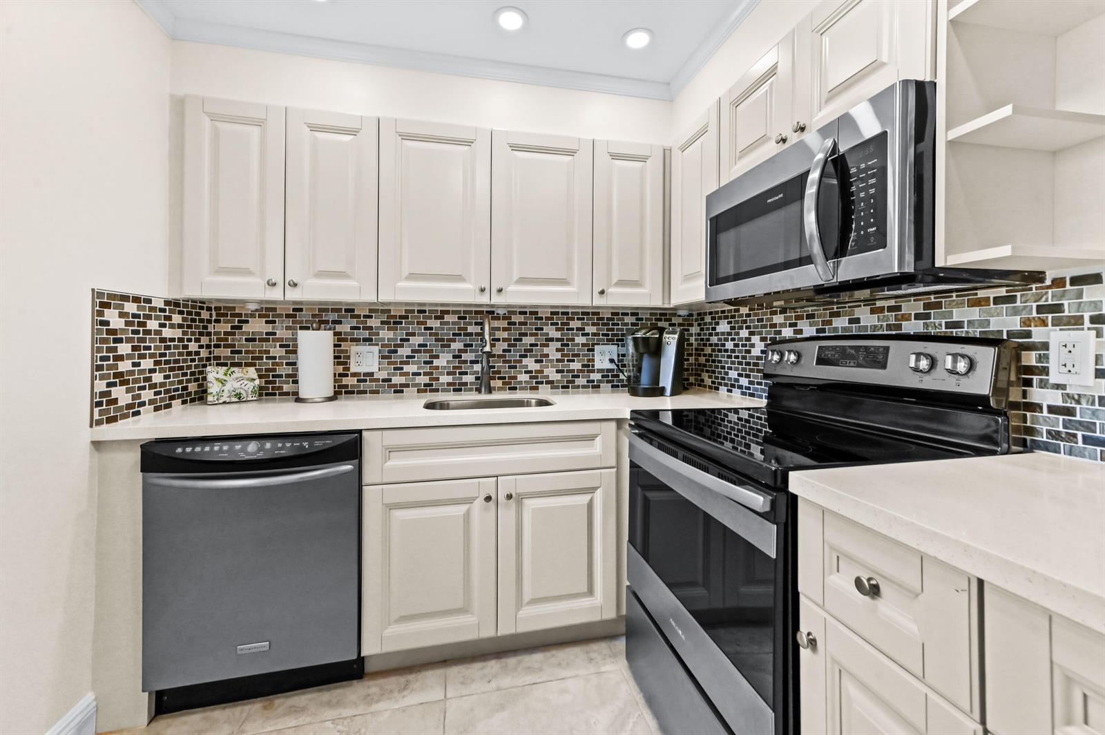 205 Flanders E, Delray Beach FL 33484 photo 4