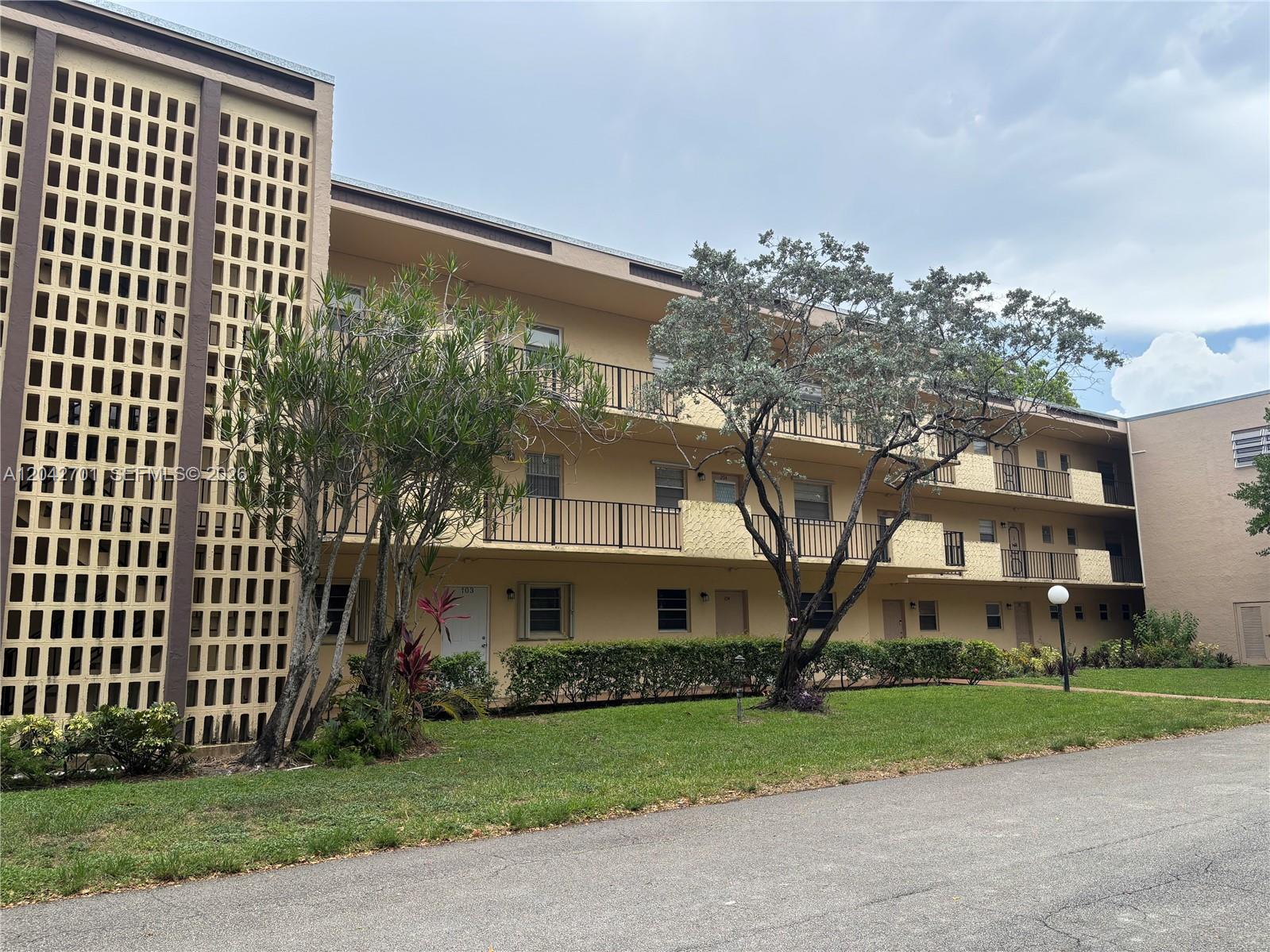 300 Berkley Rd # 103, Hollywood FL 33024 photo 2
