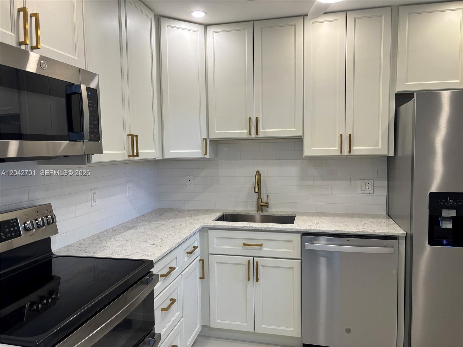 300 Berkley Rd # 103, Hollywood FL 33024 photo 4