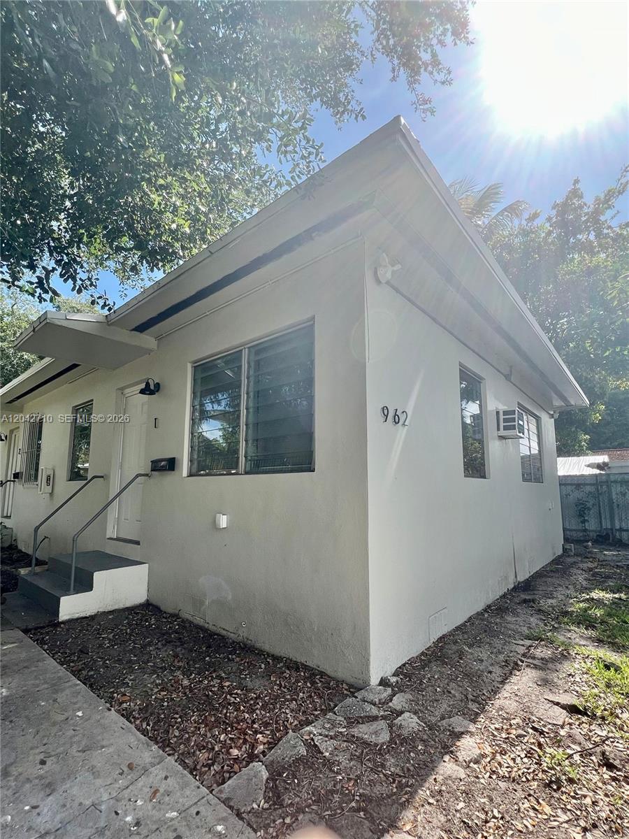 962 NW 6th St # 1, Miami FL 33136