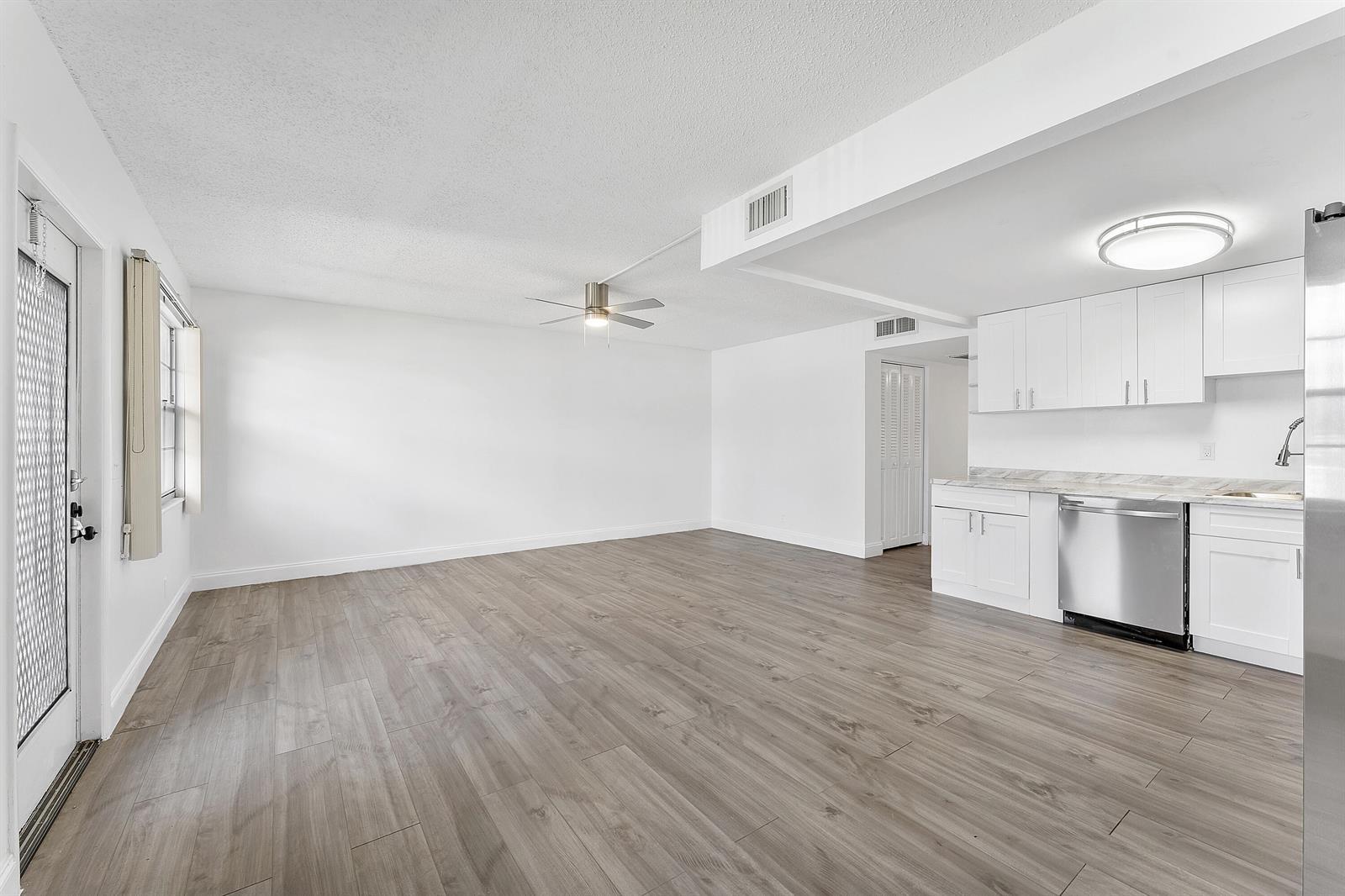 1052 Hythe C, Boca Raton FL 33434 photo 2