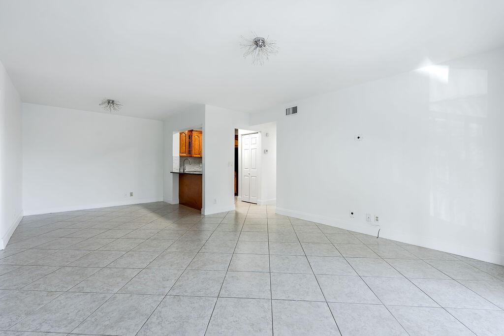617 Sea Pine Way # D2, FL 33415 photo 4