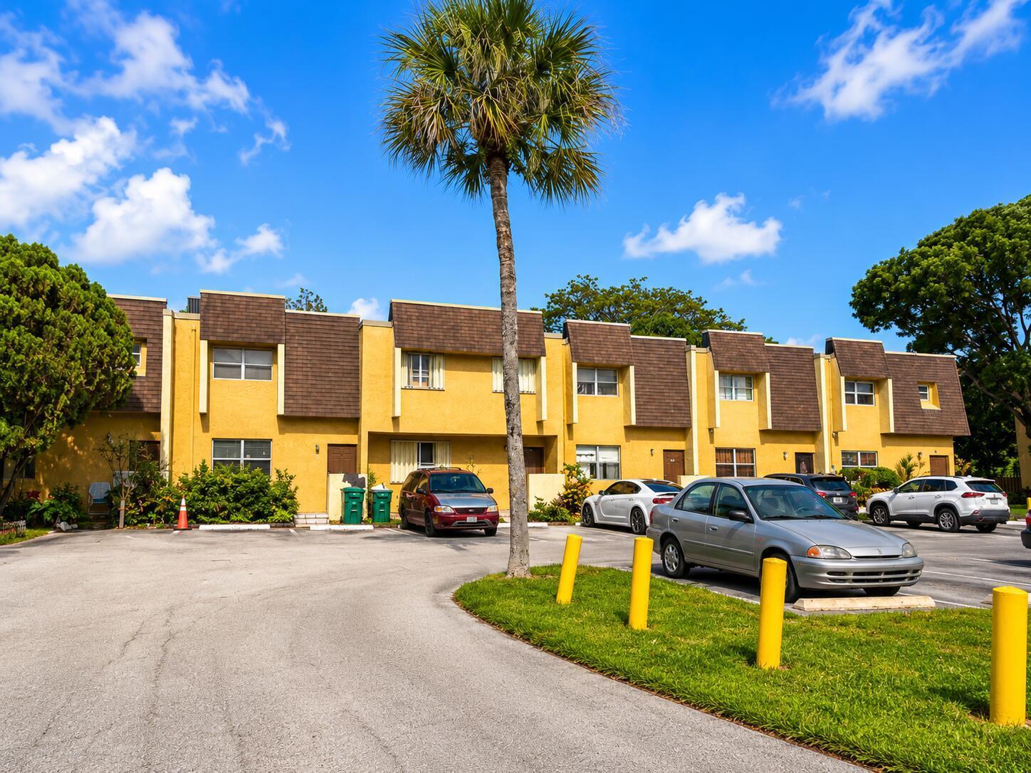 5728 5728 Blueberry Ct, Unit #38 Circle, Lauderhill FL 33313 photo 2