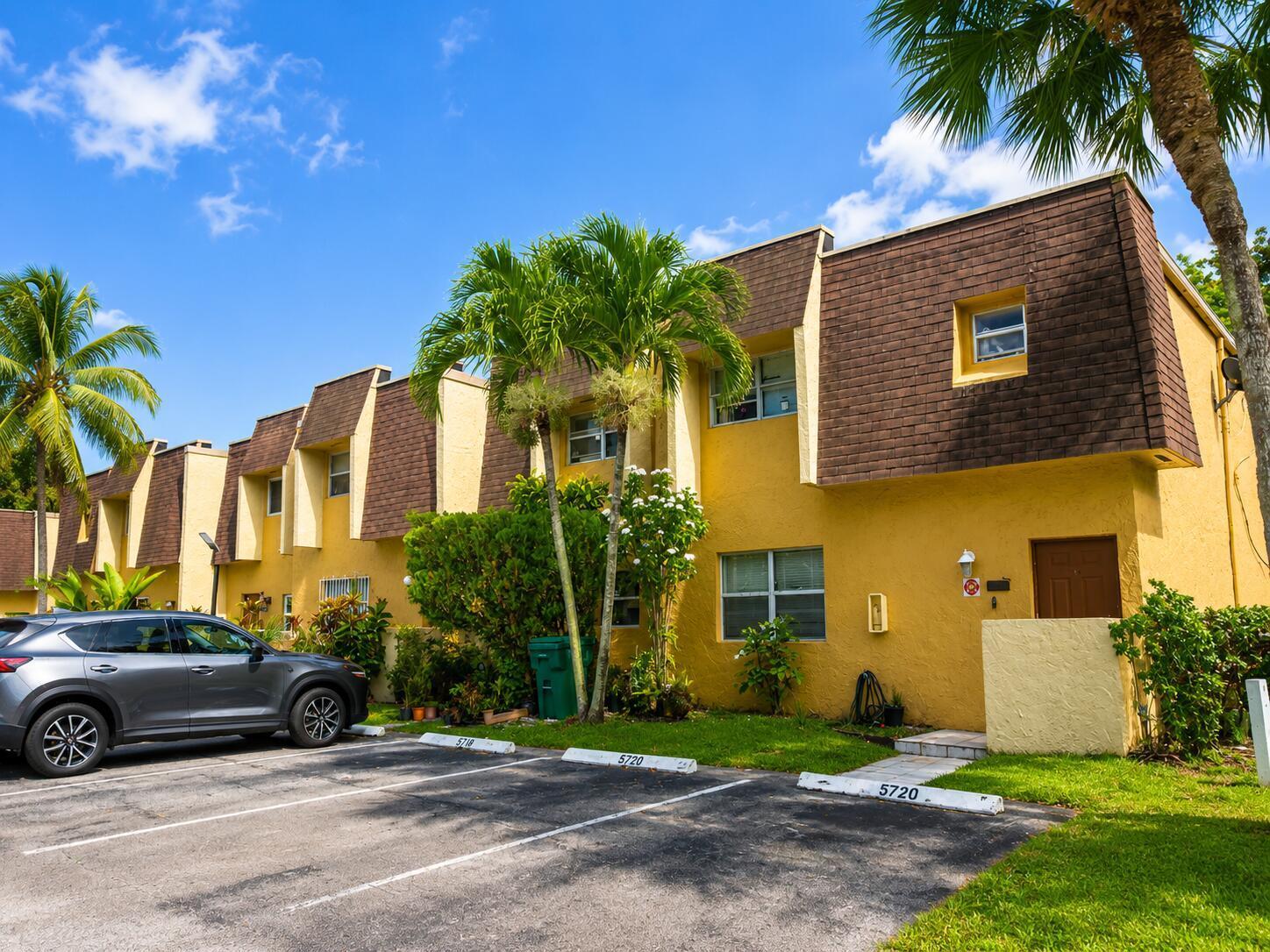 5728 5728 Blueberry Ct, Unit #38 Circle, Lauderhill FL 33313