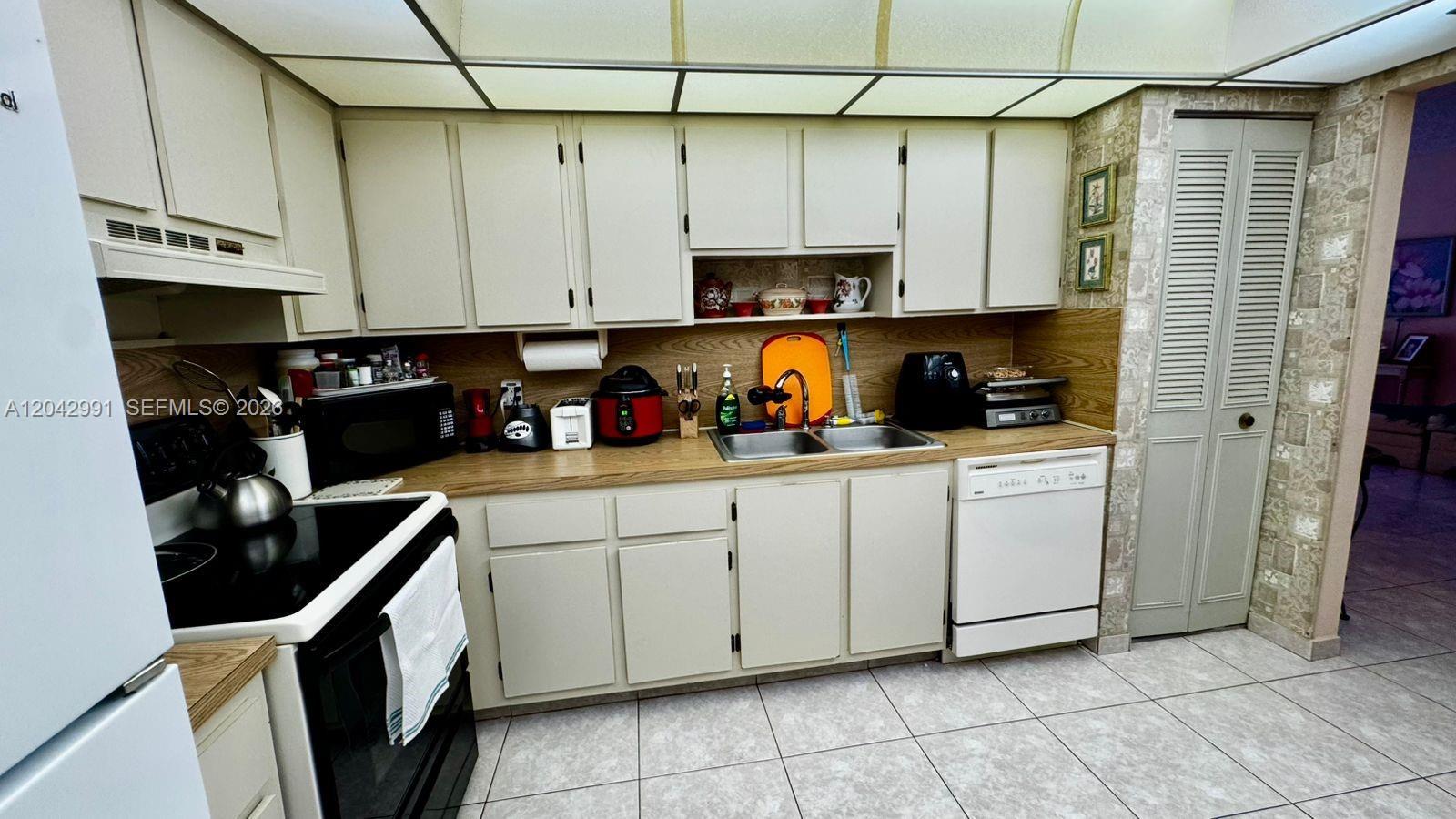 Hallandale Beach, FL 33009 photo 2