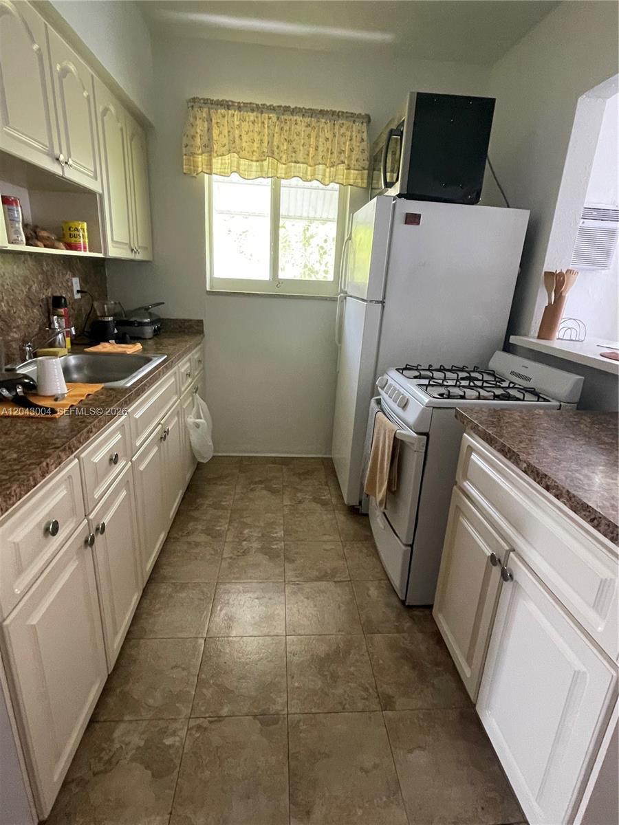 1000 Biarritz Dr # 3, Miami Beach FL 33141 photo 2