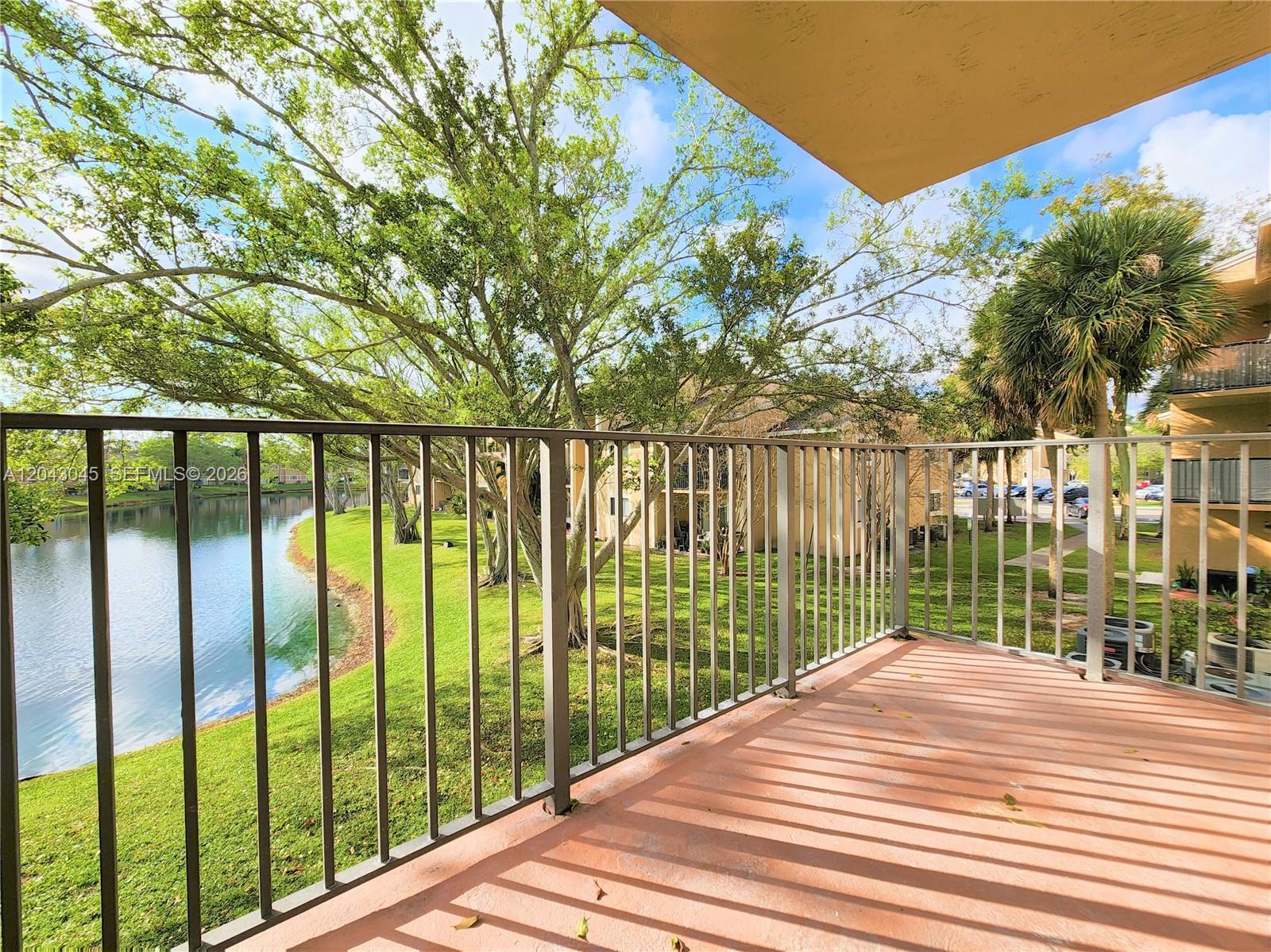 251 Palm Cir W # 204, Pembroke Pines FL 33025 photo 2