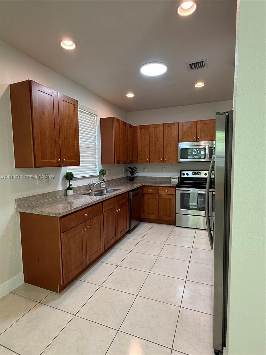 9762 NW 8th Ter, Miami FL 33172 photo 2