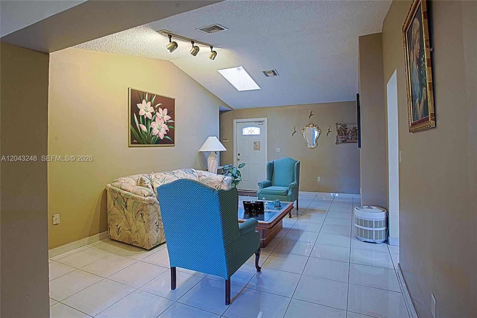5889 NW 198th Ter, Hialeah FL 33015 photo 5