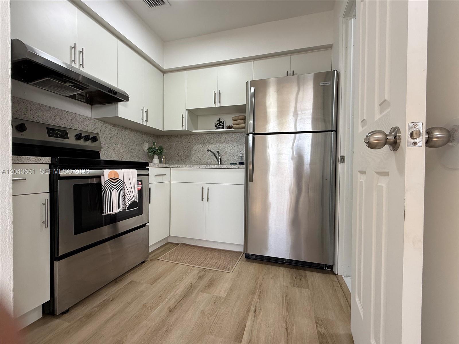8860 SW 32nd st, Miami FL 33165 photo 2