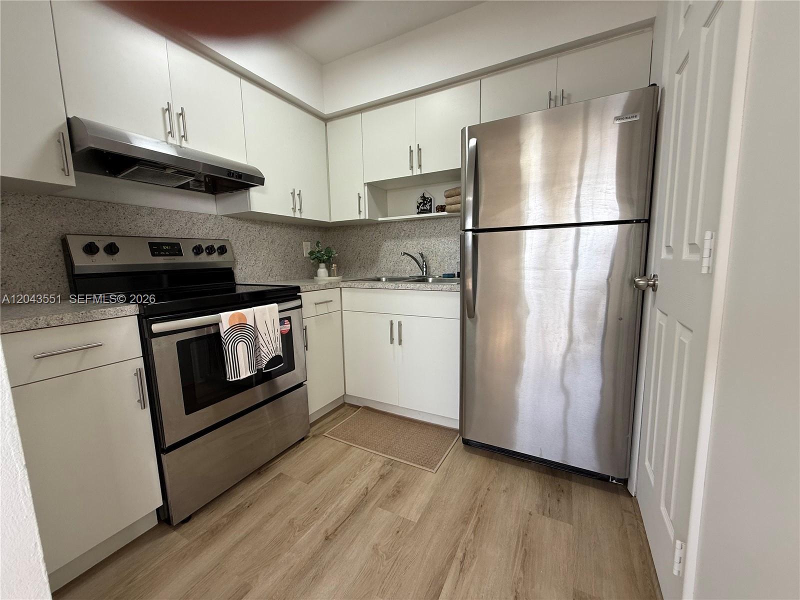 8860 SW 32nd st, Miami FL 33165 photo 4