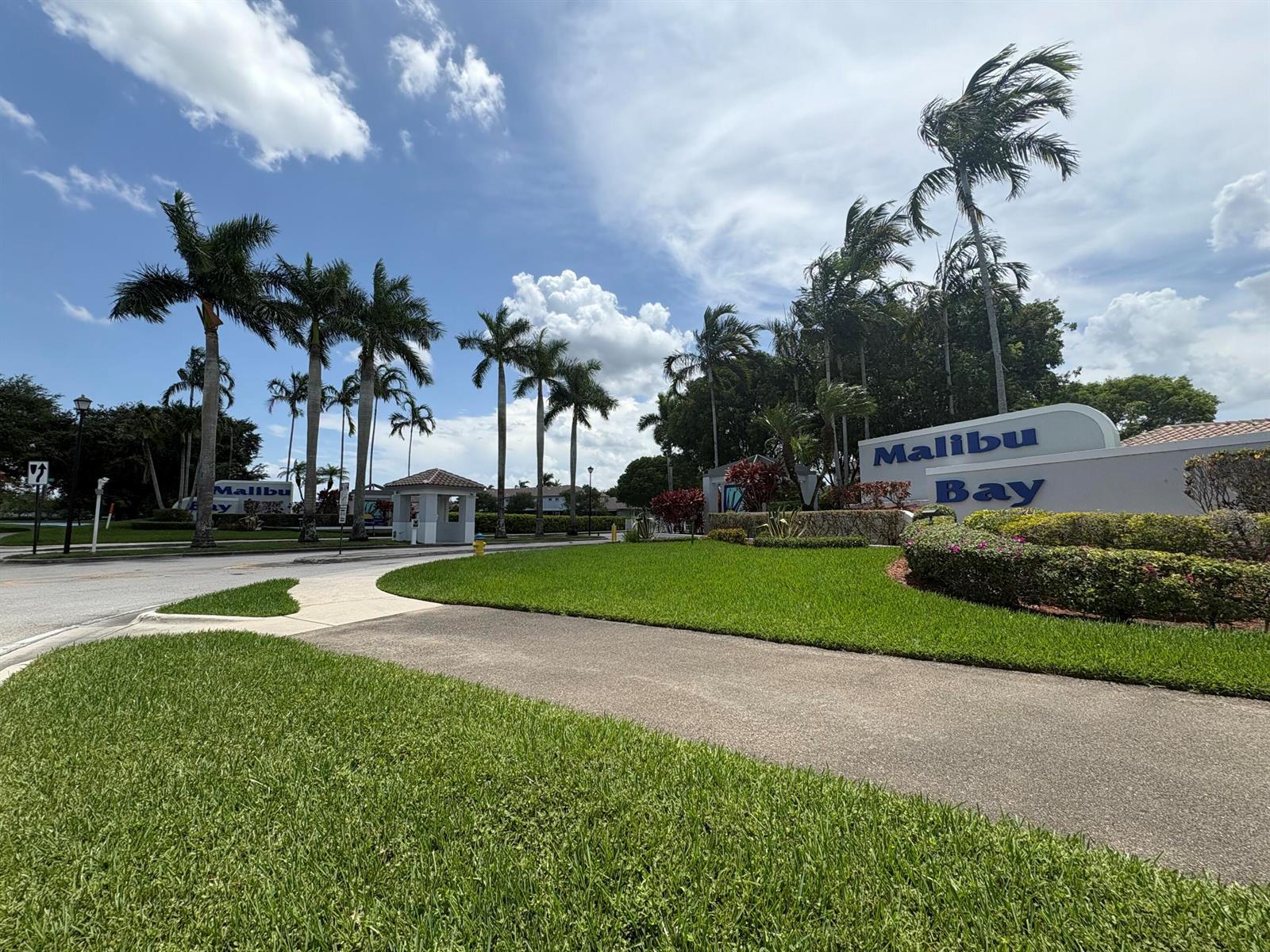 702 NW 208th Terrace, Pembroke Pines FL 33029