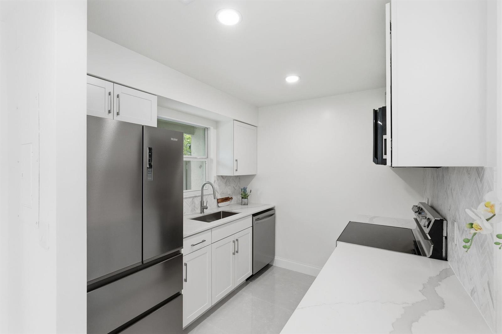 6505 Dockside Circle, FL 33463 photo 4