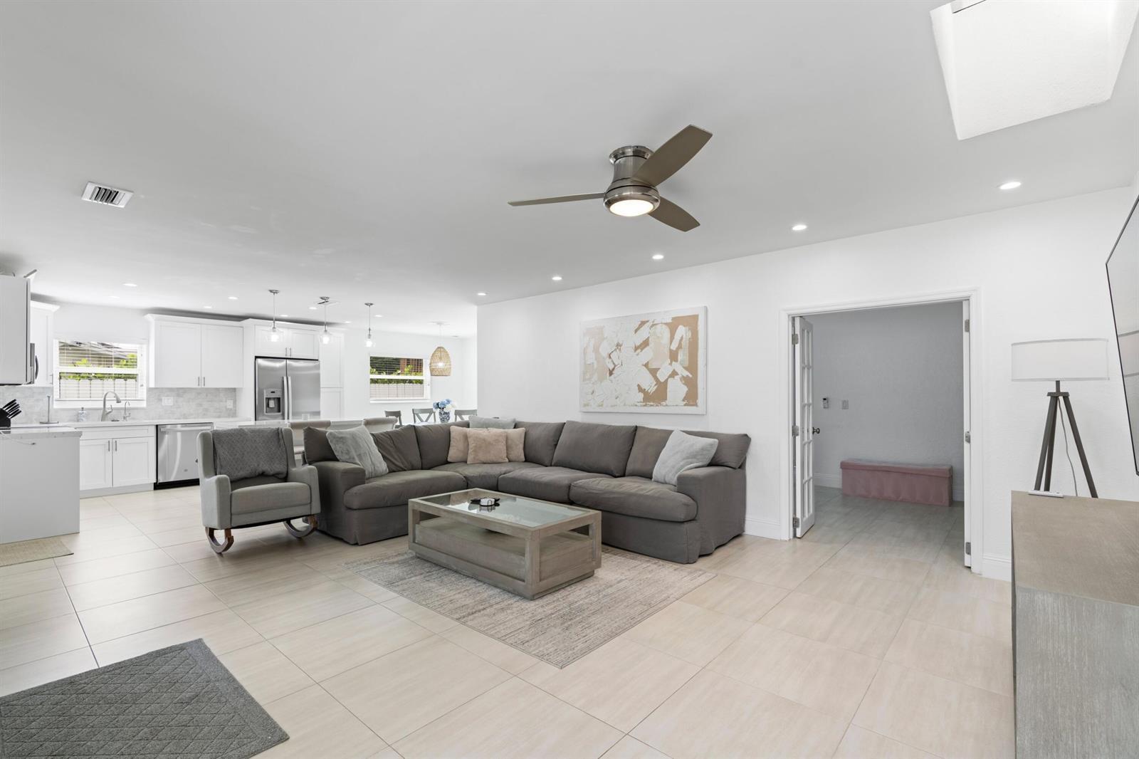 124 Oregon Lane, Boca Raton FL 33487 photo 4