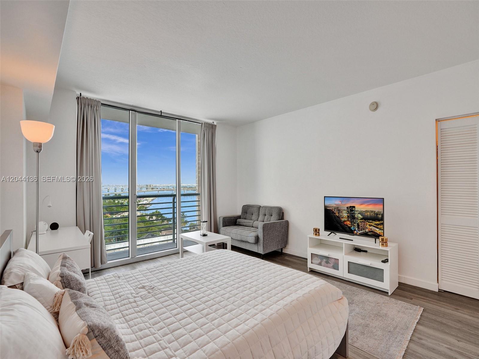 325 S Biscayne Blvd # 1520, Miami FL 33131 photo 2