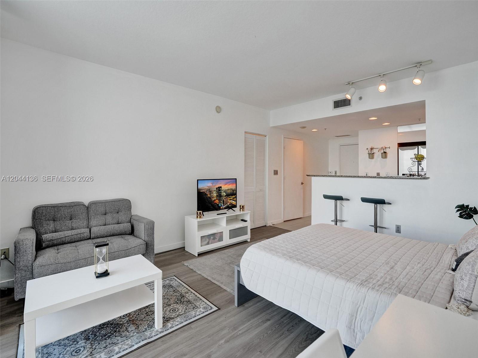 325 S Biscayne Blvd # 1520, Miami FL 33131 photo 4