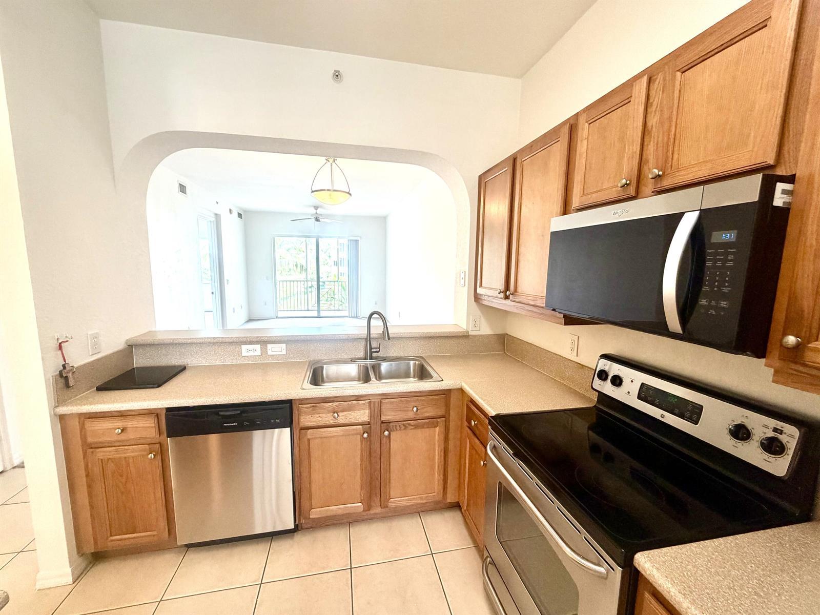 3600 Oaks Clubhouse Drive # 309, Pompano Beach FL 33069 photo 4