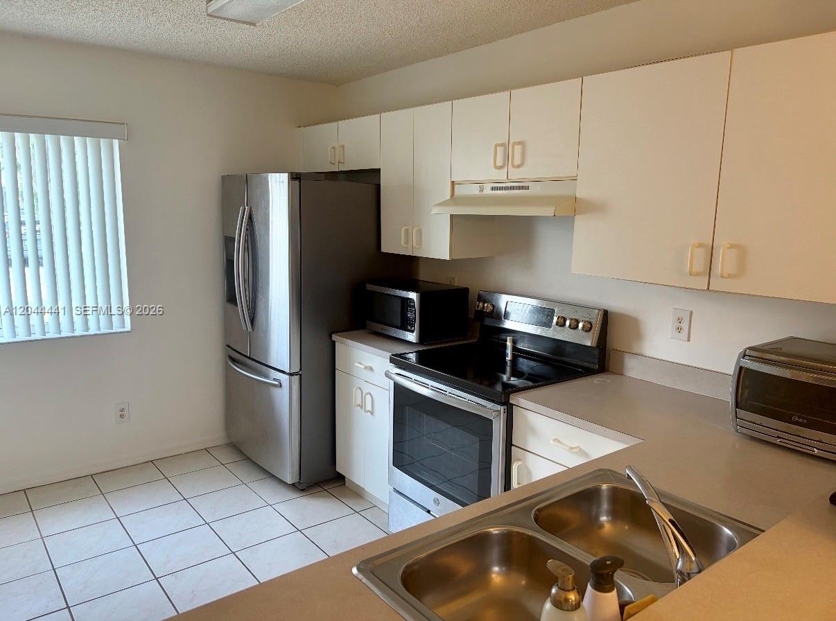 829 NW 208th Way, Pembroke Pines FL 33029 photo 2