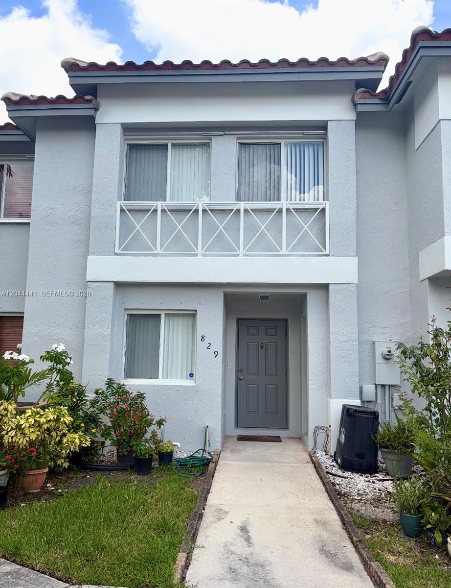 829 NW 208th Way, Pembroke Pines FL 33029