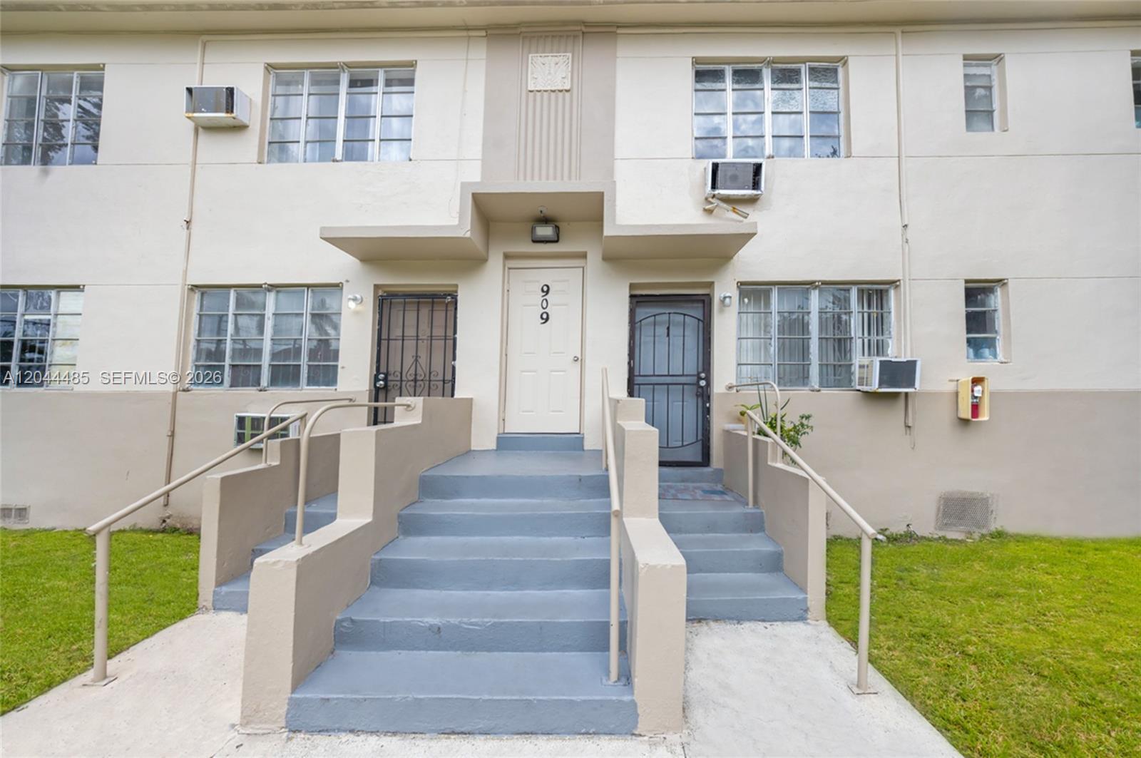 931 SW 3rd St, Miami FL 33130 photo 2