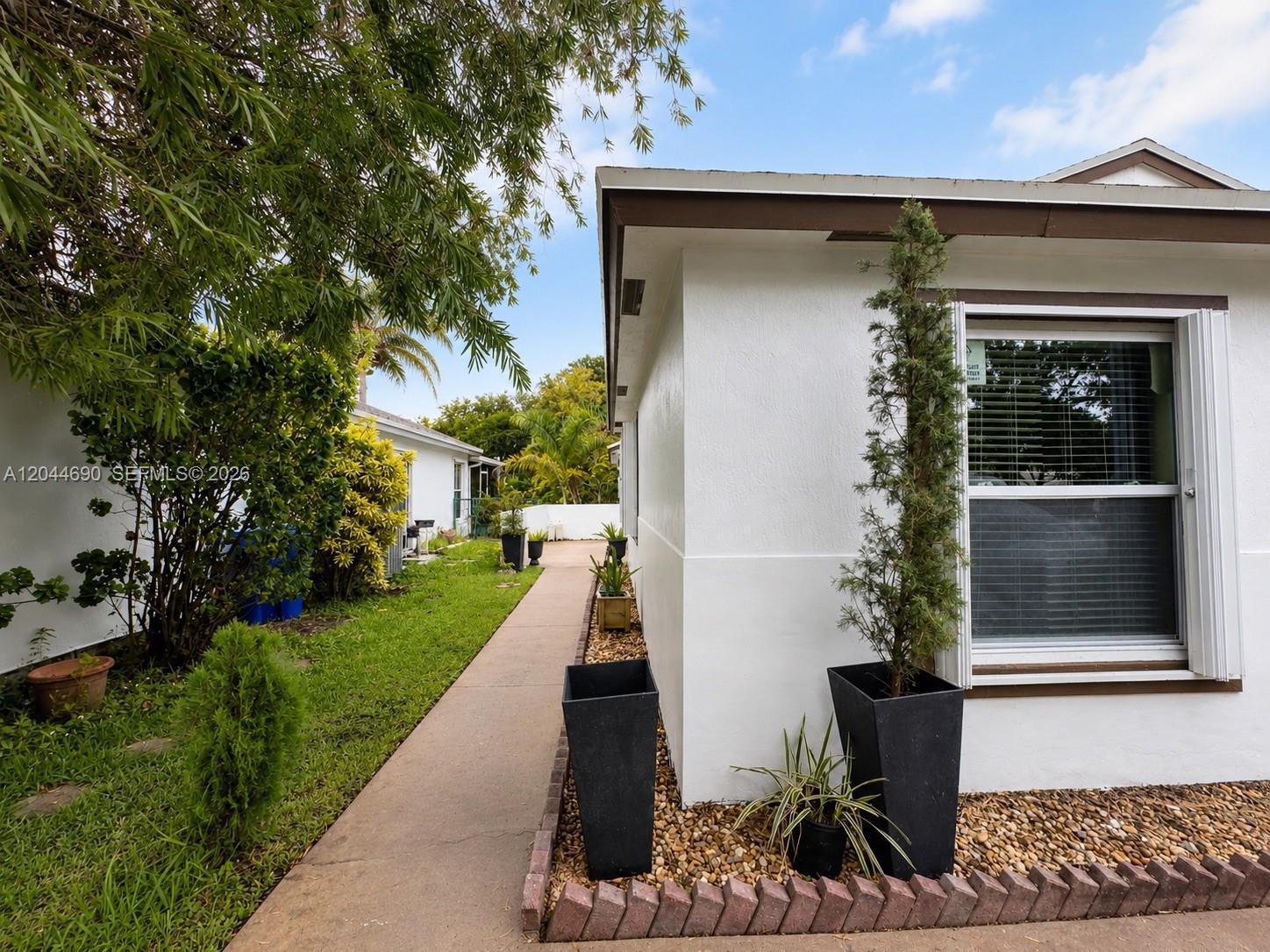 20776 NW 1st St, Pembroke Pines FL 33029 photo 2