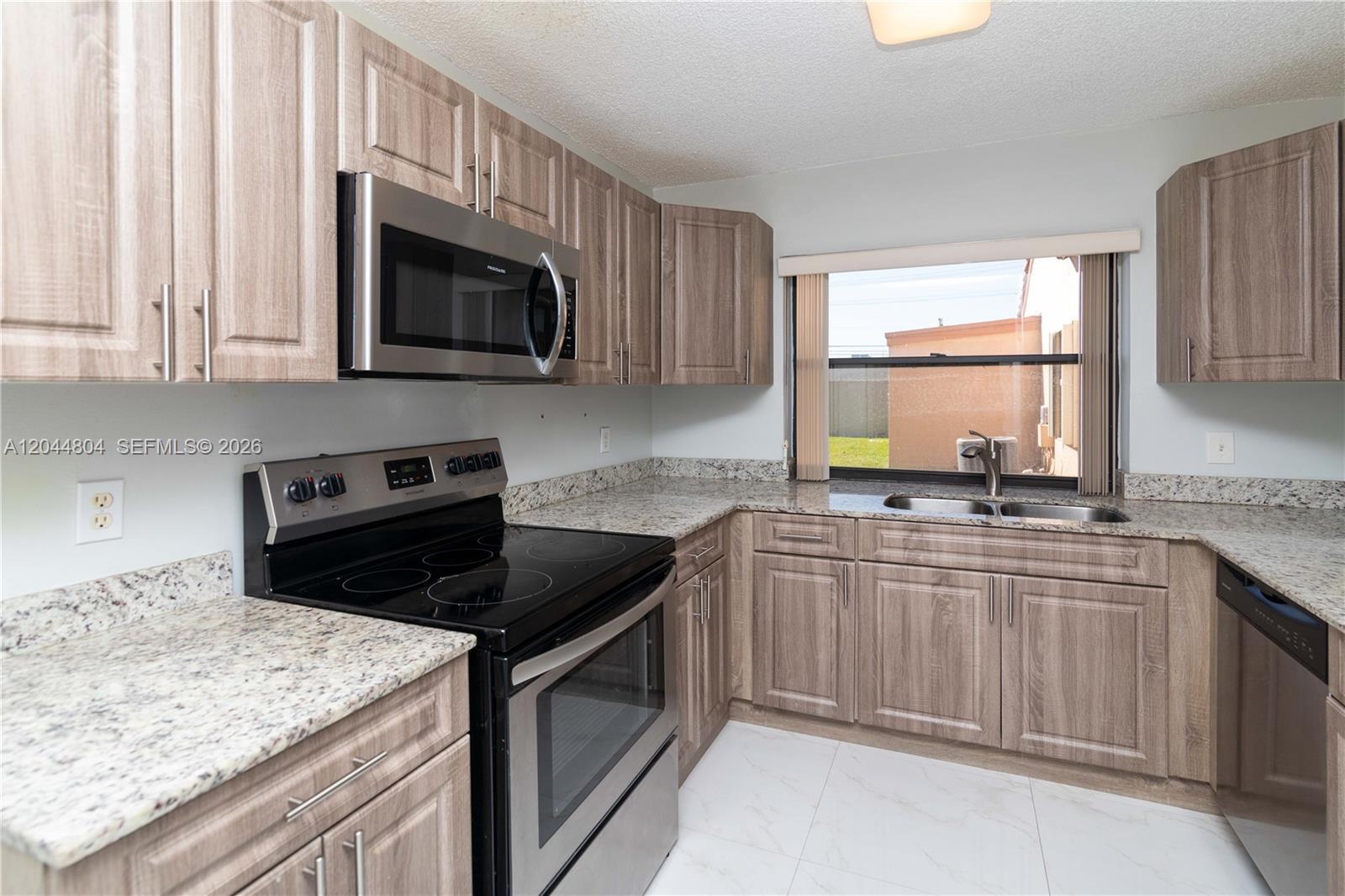 17059 NW 60th Ct, Hialeah FL 33015 photo 4
