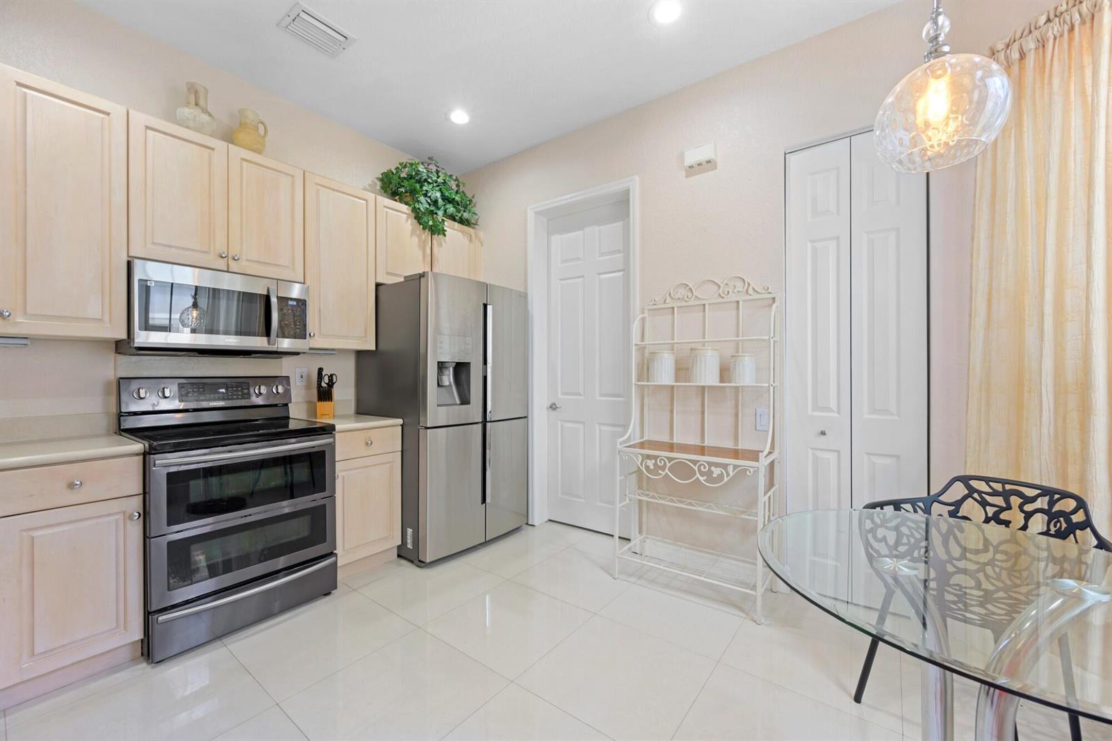 1384 Harbor View W, Hollywood FL 33019 photo 5