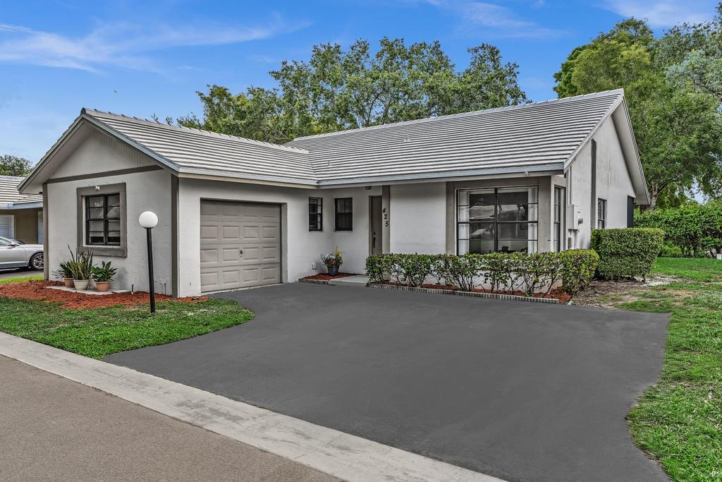 425 Shadow Wood Lane, Coral Springs FL 33071 photo 2