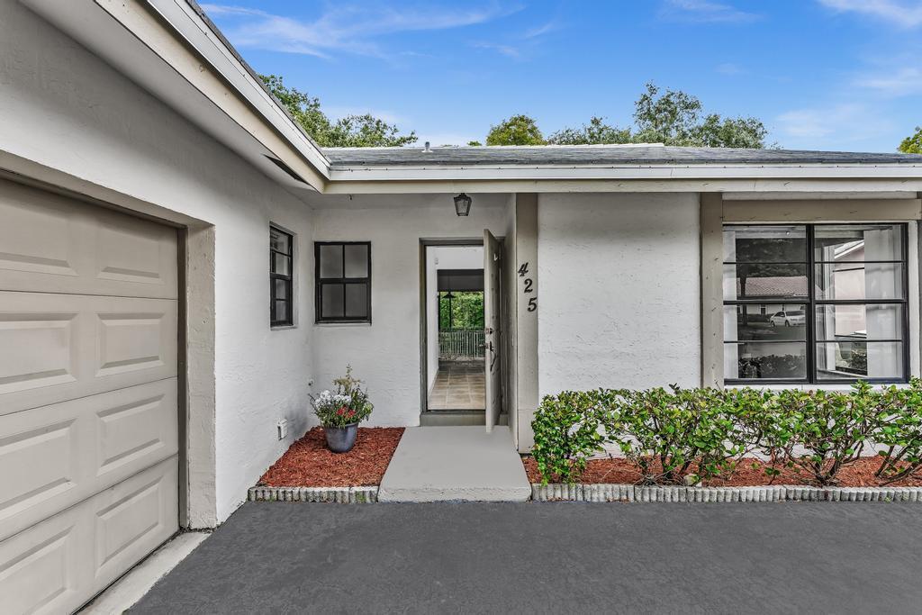 425 Shadow Wood Lane, Coral Springs FL 33071 photo 3