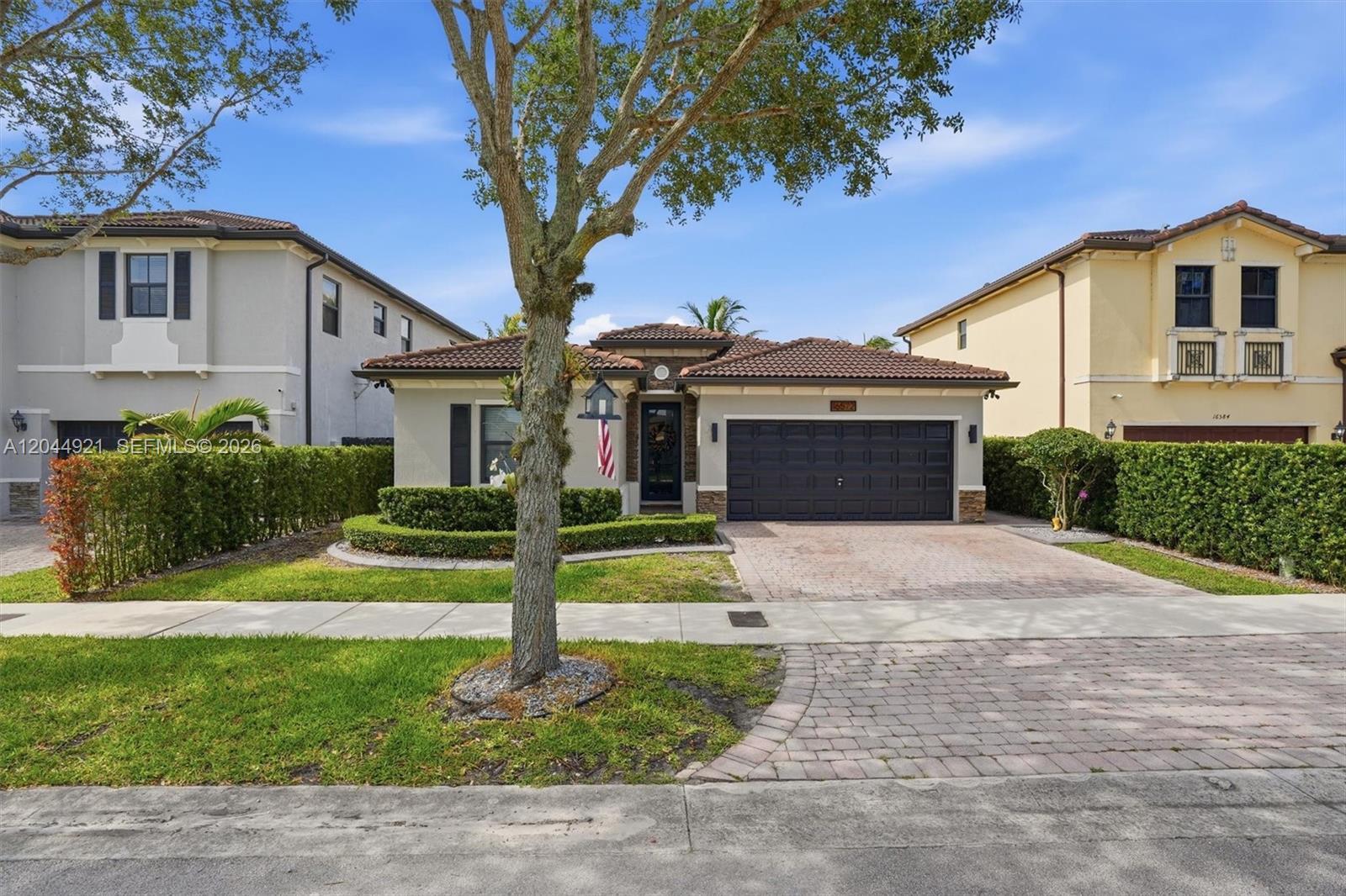 16572 SW 43rd Lane, Miami FL 33185 photo 2