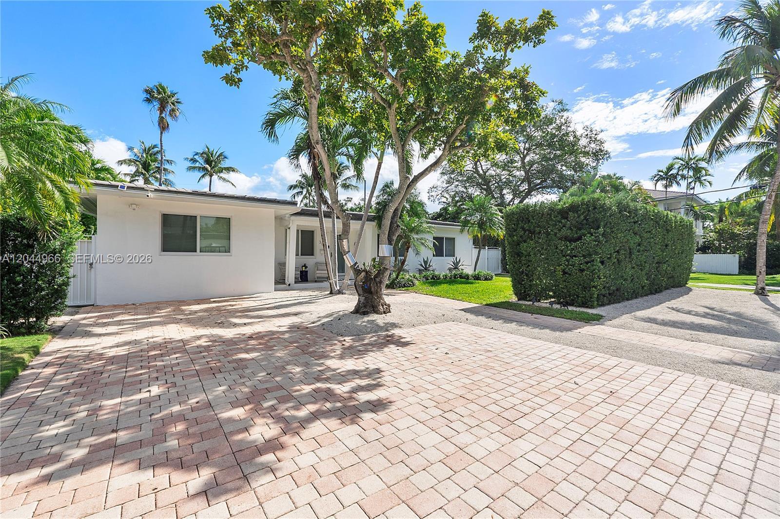301 Hampton Ln, Key Biscayne FL 33149 photo 2
