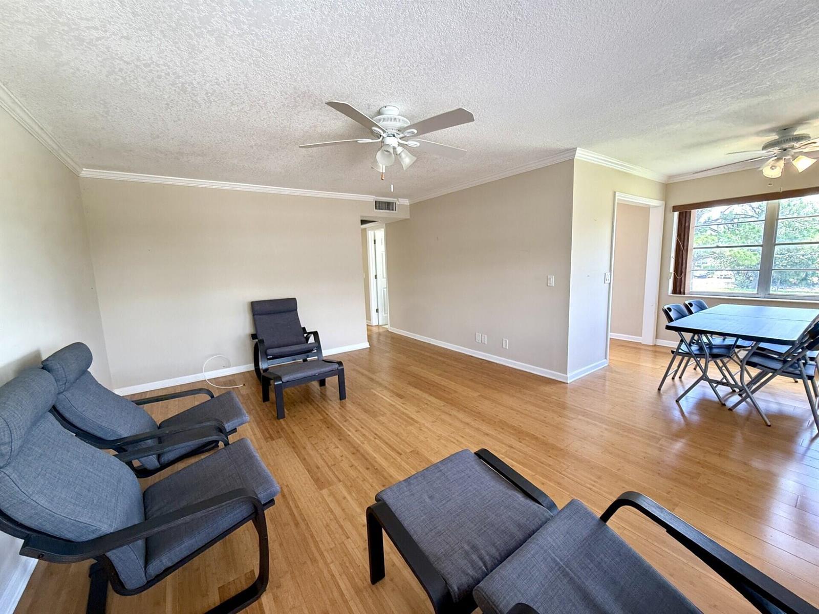 73 Hastings E, West Palm Beach FL 33417