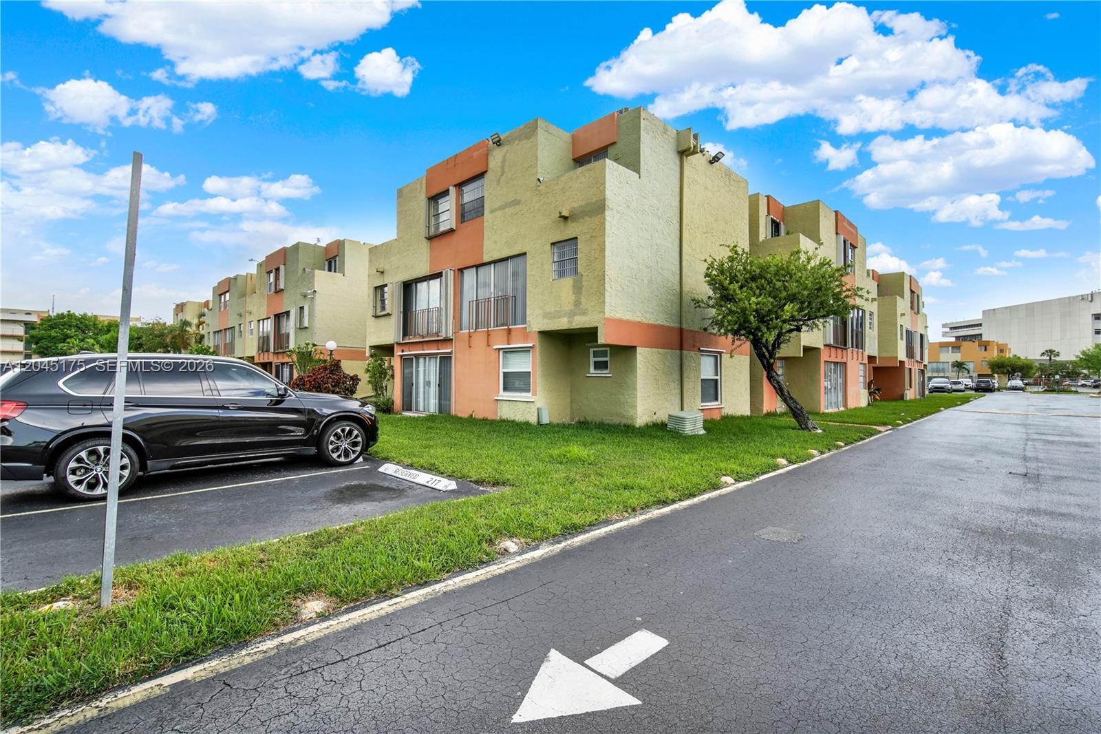 9390 W Flagler St # 218F, Miami FL 33174