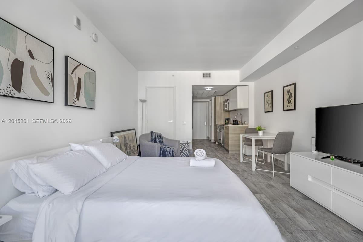 1300 Brickell Bay Dr # 2713, Miami FL 33131 photo 4