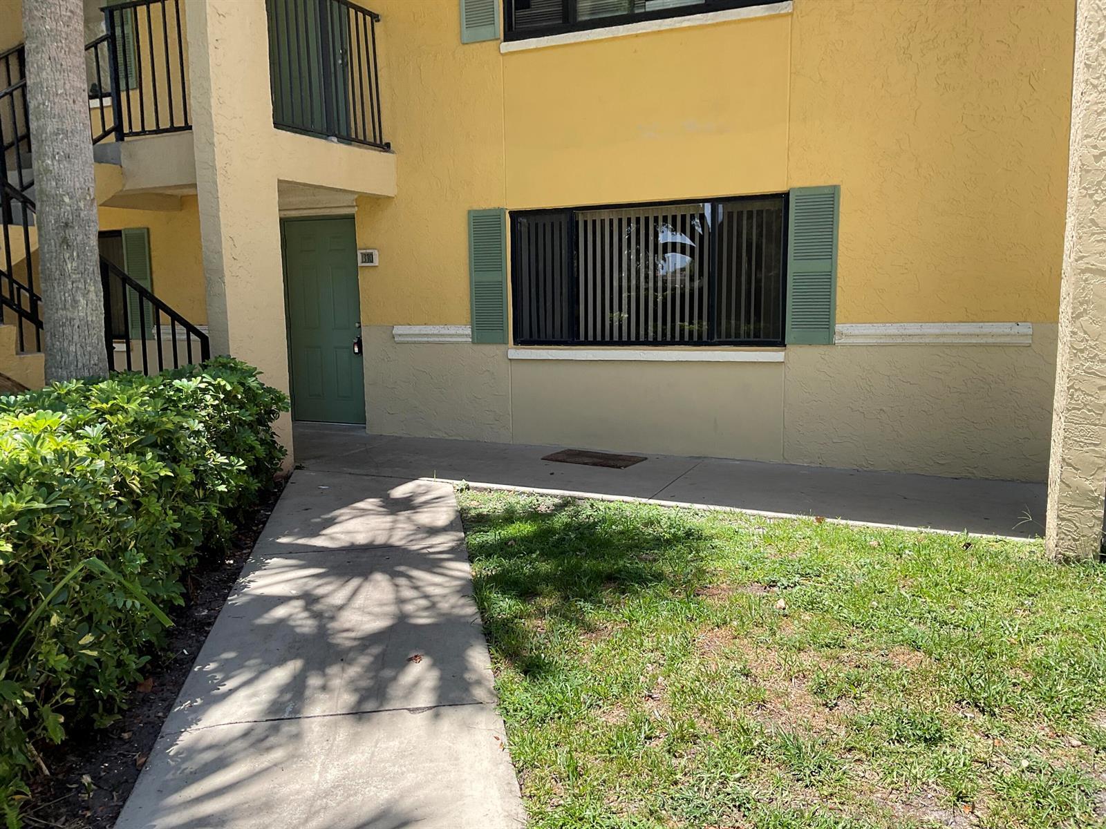 310 Meadows Circle, Boynton Beach FL 33436 photo 2