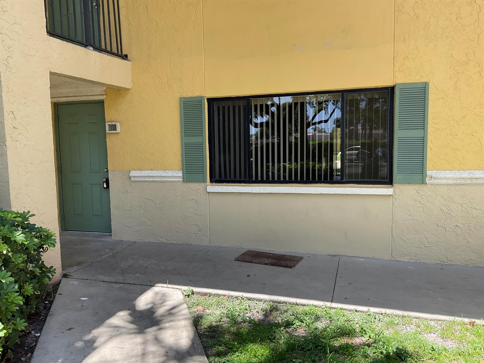 310 Meadows Circle, Boynton Beach FL 33436
