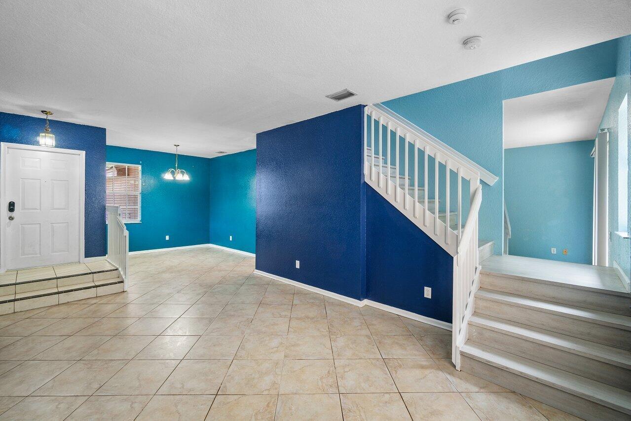 5453 Queenship Court, FL 33463 photo 4