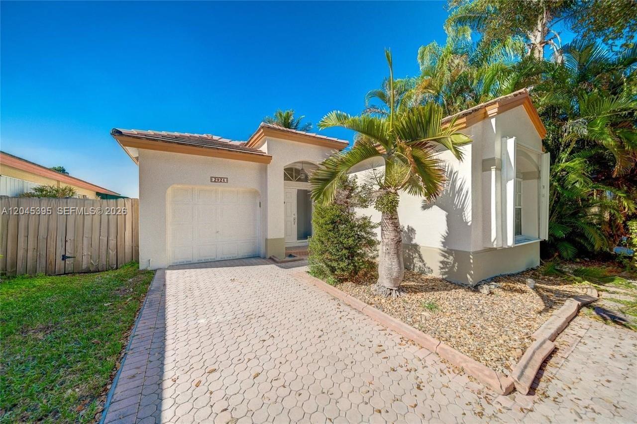 2924 NW 99th Pl, Doral FL 33172 photo 2