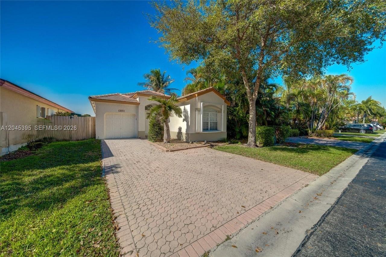 2924 NW 99th Pl, Doral FL 33172 photo 3