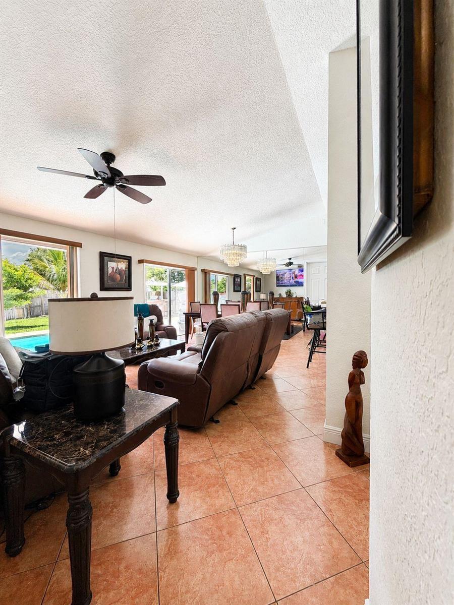 5202 El Claro Circle, West Palm Beach FL 33415 photo 4