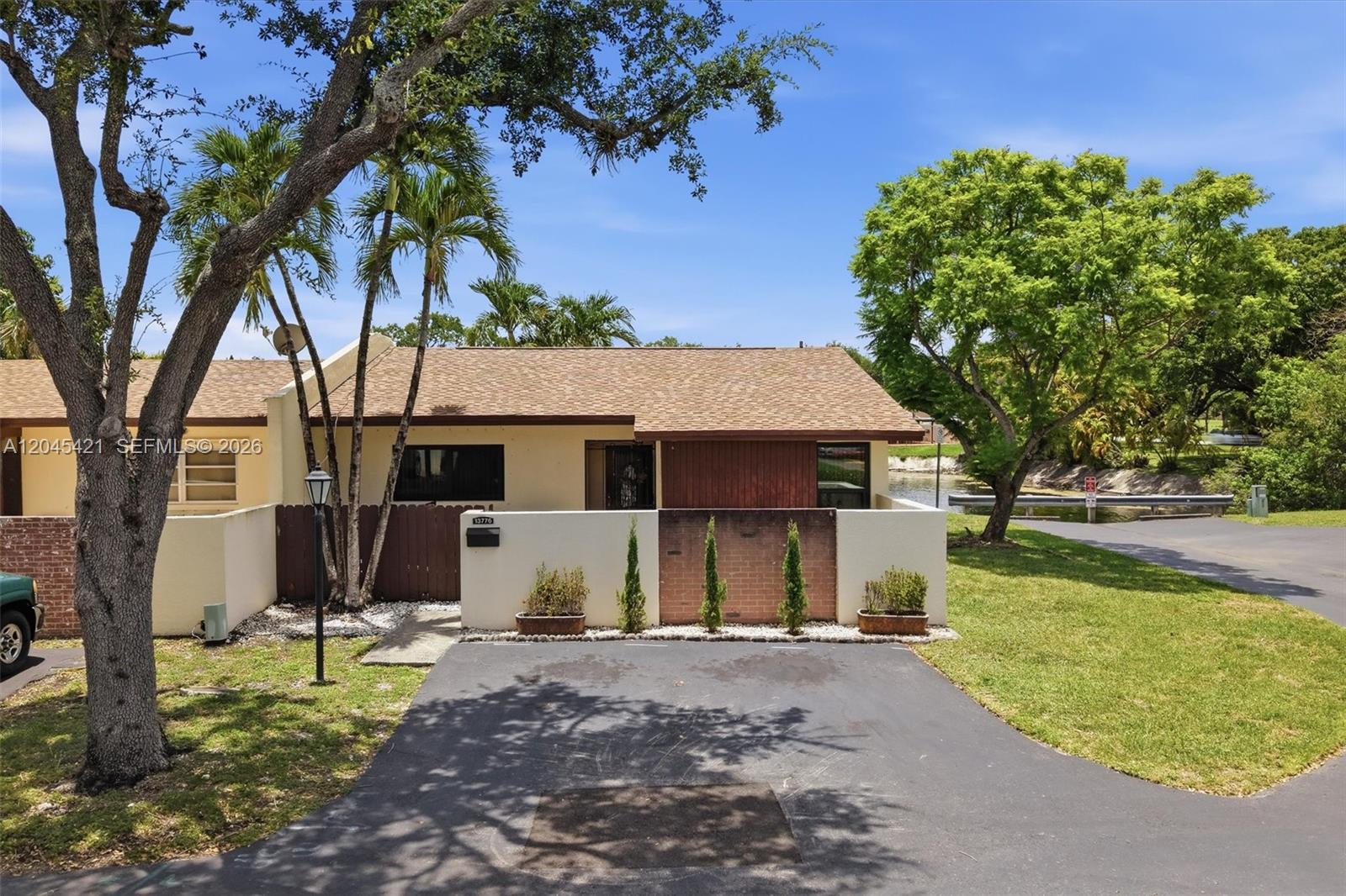 13776 Kendale Lakes Dr, Miami FL 33183