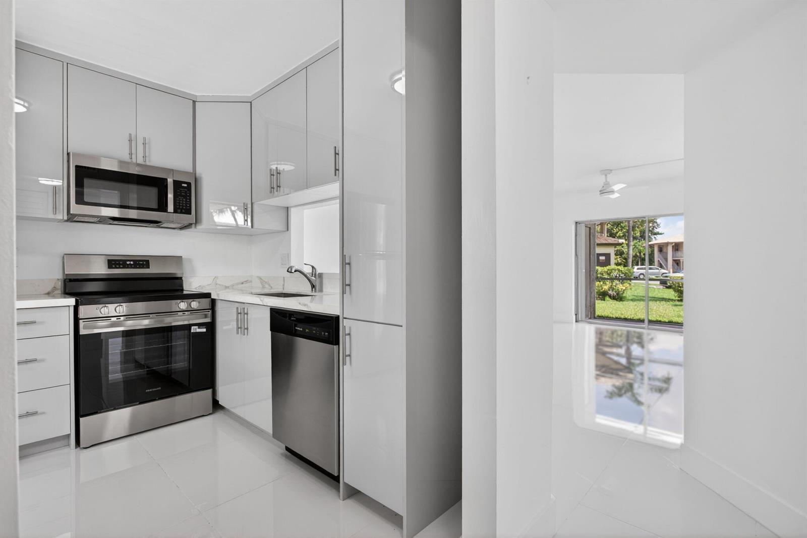 5561 Lakeside Drive # 107, Margate FL 33063 photo 4